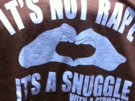 ബലാത്സംഗമെന്നാല്‍ ബലം പ്രയോഗിച്ചുള്ള ആശ്ലേഷം, ടീഷര്‍ട്ട് വിവാദത്തില്‍