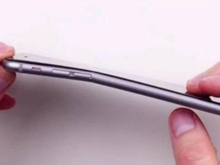 ഐഫോണ്‍ വളയുന്നു; പരാതിയുമായി ഉപഭോക്താക്കള്‍