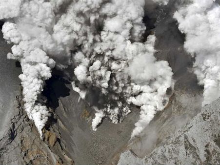 ജപ്പാനില്‍ അഗ്നിപര്‍വ്വതം പൊട്ടിത്തെറിച്ചു, വീഡിയോ കാണൂ