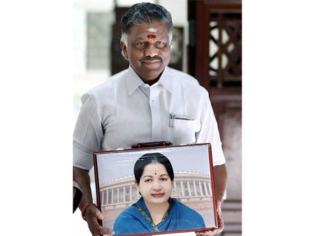 ചായക്കടയില്‍ നിന്ന് മുഖ്യമന്ത്രിക്കസേരയിലേക്ക്... പനീര്‍ ശെല്‍വത്തിന്റെ കഥ