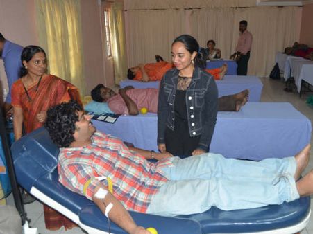 രക്തദാന ദിനത്തില്‍ അപൂവ്വ ബോസ് കുട്ടികള്‍ക്കൊപ്പം... ചിത്രങ്ങള്‍