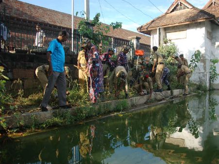 അങ്ങനെ പത്മതീര്‍ത്ഥക്കുളം വൃത്തിയായി...ചിത്രങ്ങള്‍