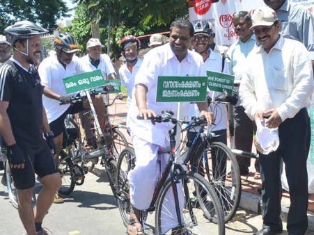 സൈക്കിള്‍ ഓടിച്ച്...ഓടിച്ച് തിരുവഞ്ചൂര്‍, കാണാം