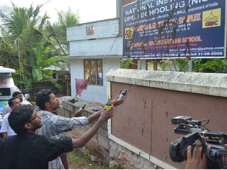 കുട്ടിയെ പട്ടിക്കൂട്ടിലടച്ച സ്‌കൂള്‍ തുറക്കണമെന്ന് രക്ഷകര്‍ത്താക്കള്‍
