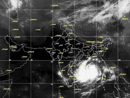 ഹുദ് ഹുദ് തീരമണഞ്ഞു, കനത്ത മഴയില്‍ ഭയന്ന് ആന്ധ്ര,2 മരണം