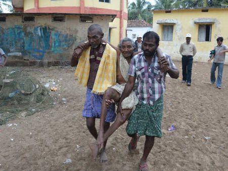 ഹുദ് ഹുദ് ഒഡീഷ തീരത്തേയ്ക്ക്, ആളുകളെ നിര്‍ബന്ധിച്ച് ഒഴിപ്പിയ്ക്കുന്നു