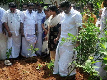 വിഎം സുധീരന്‍ ഇനി കര്‍ഷകനാകും ഒന്നാന്തരം ജൈവകര്‍ഷകന്‍, കാണൂ