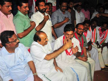 ഇടത് യുവാക്കളുടെ സമരം വിജയം, നിരാഹാരം അവസാനിപ്പിച്ചു