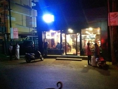 യുവമോര്‍ച്ചക്കാര്‍ തകര്‍ത്ത ഹോട്ടല്‍ വൈകീട്ട് തന്നെ തുറന്നു