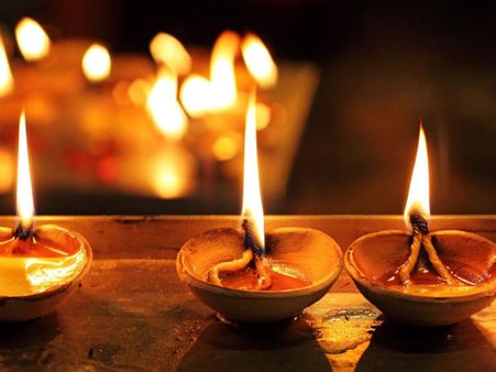 ദീപാവലിയ്ക്ക് ദീപം തെളിയിച്ച മെഡിക്കല്‍ വിദ്യാര്‍ഥിനികള്‍ക്ക് പിഴ