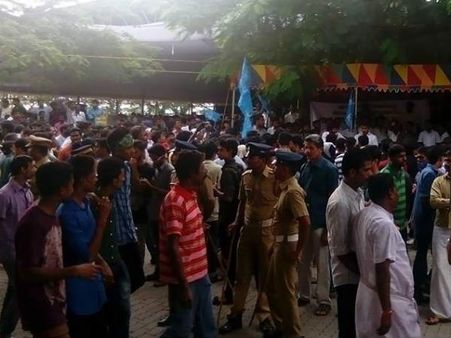 മറൈന്‍ ഡ്രൈവ് യുദ്ധക്കളം... ലാത്തിച്ചാര്‍ജ്, കുരുമുളക് സ്പ്രേ