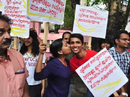 ചുംബന സമരക്കാരെ അറസ്റ്റ് ചെയ്യുന്നത് കാണണോ...