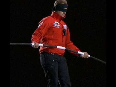 വലിച്ചുകെട്ടിയ കയറിലൂടെ കണ്ണുകെട്ടി നടന്ന് വാലന്‍ഡെ വിസ്മയമായി