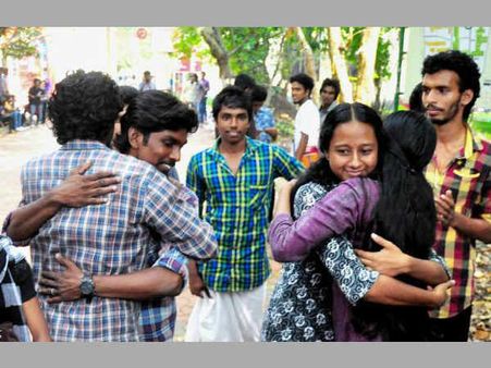 മഹാരാജാസ് കോളേജിലും 'ചുംബനസമരം'; 10 പേര്‍ക്ക് സസ്‌പെന്‍ഷന്‍