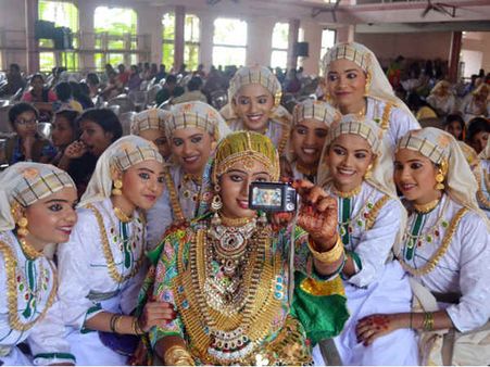 തട്ടമിട്ടൊരു സെല്‍ഫി ആയാലോ?കലോത്സവ നഗരിയിലെ രസക്കാഴ്ചകള്‍