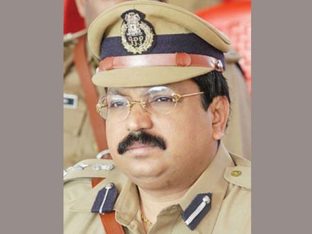 ഐഎഎസ്സുകാര്‍ക്കും ഐപിഎസ്സുകാര്‍ക്കും ശമ്പളമില്ലേ... പിന്നെന്താ പ്രശ്‌നം