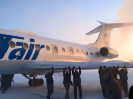 മഞ്ഞില്‍ പുതഞ്ഞ വിമാനം യാത്രക്കാര്‍ തള്ളി നീക്കി... വീഡിയോ കാണാം