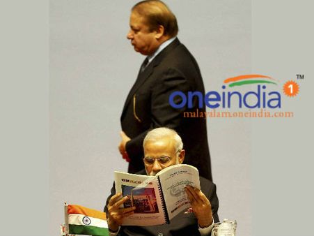 നവാസ് ഷെരീഫ് പ്രസംഗിക്കുന്നു, മോദി പത്രം വായിക്കുന്നു!