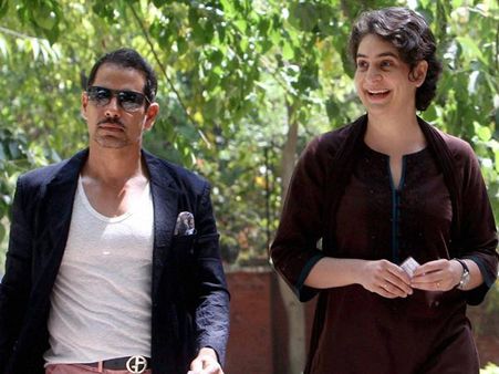 വദ്ര എടുക്കുന്നത് എക്കോണമി ക്ലാസ്, യാത്ര ബിസിനസ് ക്ലാസില്‍!