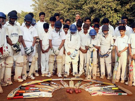 ബാറ്റില്‍ തൊപ്പിവെച്ച് ഹ്യൂഗ്‌സിന് ക്രിക്കറ്റ് ലോകത്തിന്റെ അന്ത്യാഞ്ജലി