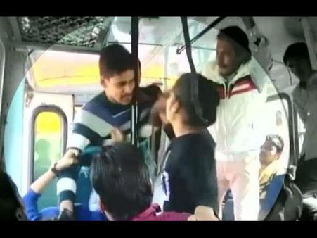 ശല്യം ചെയ്ത യുവാക്കളെ സഹോദരികള്‍ ബെല്‍റ്റൂരി തല്ലി, കാണൂ