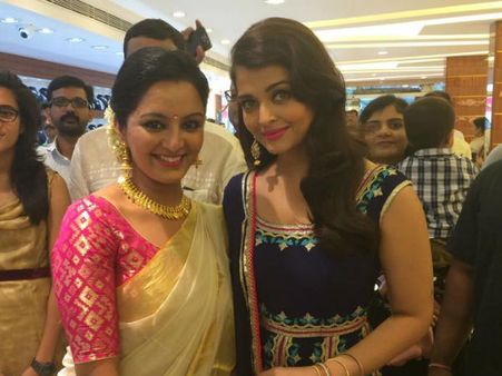 ചരിത്രമെഴുതി കല്യാണ്‍: 5 ഷോറൂമുകള്‍ ഉദ്ഘാടനം ചെയ്തു