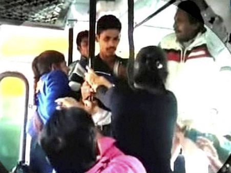 പീഡകര്‍ക്ക് സൈന്യത്തില്‍ അവസരമില്ല; സഹോദരിമാര്‍ക്ക് 31,000 രൂപവീതം സമ്മാനം