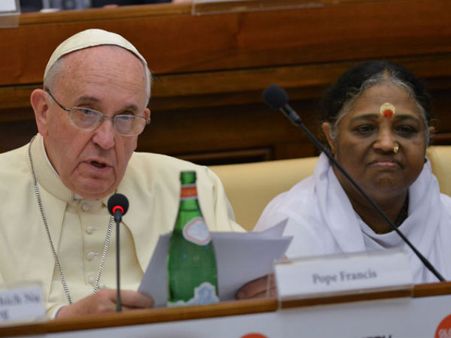 മാര്‍പാപ്പക്കൊപ്പം അമൃതാനന്ദമയി... അടിമത്തം അവസാനിപ്പിക്കാന്‍ ആഹ്വാനം