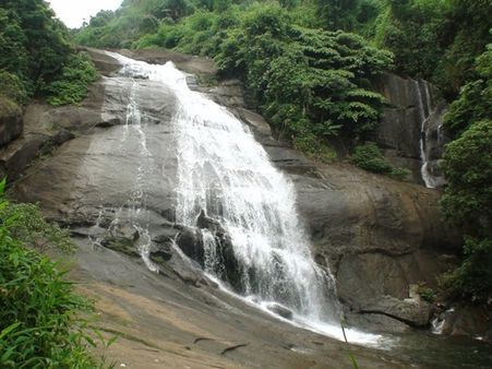 വിദ്യാര്‍ത്ഥി വെള്ളച്ചാട്ടത്തില്‍ വീണു