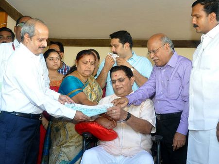 മിണ്ടാനാകാതെ, ചിരിയ്ക്കാവാതെ ജഗതി നഷ്ടപരിഹാരം ഏറ്റുവാങ്ങി, കാണൂ