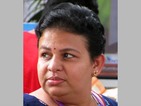 ചുംബനസമരം: ദീദി ദാമോദരനും പ്രേം ചന്ദിനും ശിവസേനയുടെ മര്‍ദ്ദനം