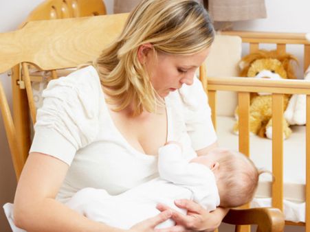 ഇവിടെ പരസ്യ ചുംബനമെങ്കില്‍ അവിടെ പരസ്യ മുലയൂട്ടല്‍... തടയാന്‍ ആര്‍ക്കുണ്ട് ധൈര്യം