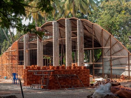 ചെമ്മണ്ണിന്റെ നിറമുള്ള ഒരു കൂടാരം, ബിനാലെയില്‍ കൗതുക കാഴ്ച