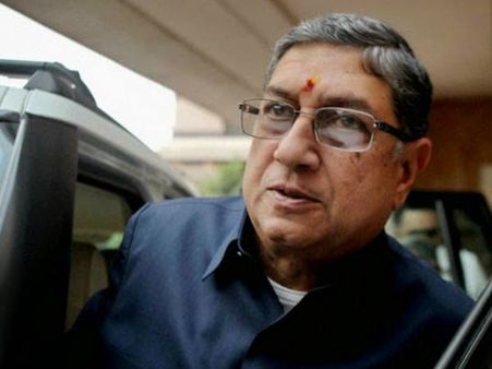 ശ്രീനിവാസാ രണ്ട് തോണിയില്‍ കാല് വേണ്ട