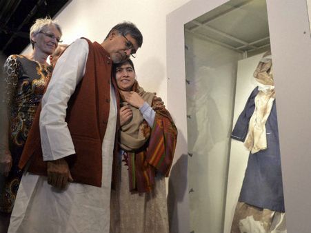 രക്തം പുരണ്ട യൂണിഫോം കണ്ട് മലാല പൊട്ടിക്കരഞ്ഞു, ആശ്വാസമേകി സത്യാര്‍ഥി