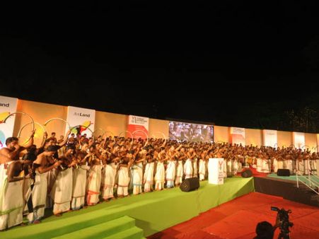 പെരുവനം കൊട്ടിക്കയറി, ബിനാലേക്ക് തിലകം ചാര്‍ത്തി പാണ്ടിമേളം