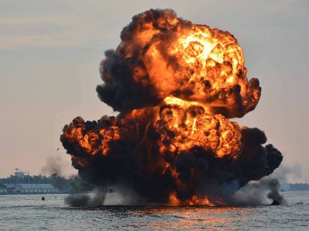 ആഴക്കടലിലെ ശത്രുരാജ്യത്തിന്റെ എണ്ണക്കിണര്‍ നാവിക സേന തകര്‍ത്തു; അതും കൊച്ചിയില്‍!!!