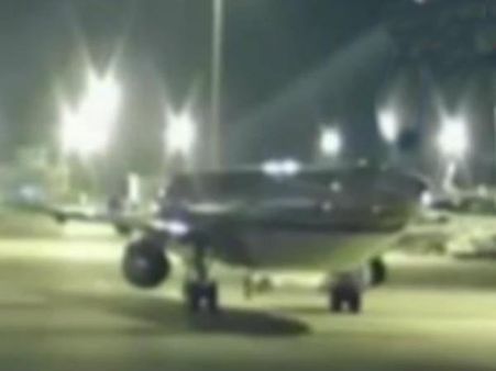 വിമാനത്തിന്റെ എമര്‍ജന്‍സി വാതില്‍ തുറന്നു, കാറ്റ് കൊള്ളാന്‍!