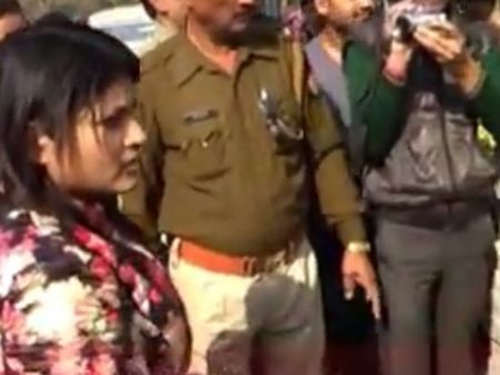 റോഡ് പണിയില്‍ തട്ടിപ്പ്; വനിതാ മജിസ്‌ട്രേറ്റ് കൈയ്യോടെ പിടികൂടി; വീഡിയോ വൈറല്‍