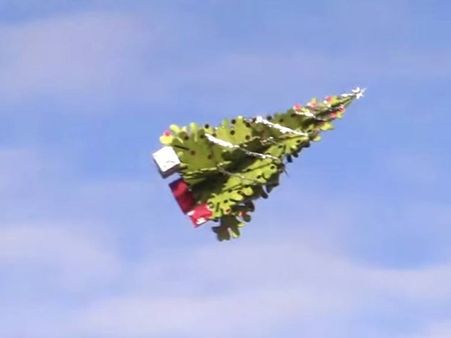 റോക്കറ്റ് പോലെ കുതിക്കും ക്രിസ്തുമസ് ട്രീ..