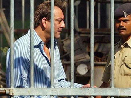 സഞ്ജയ് ദത്ത് ജയിലിന്റെ പിന്‍വാതിലൂടെ വീട്ടിലെത്തി