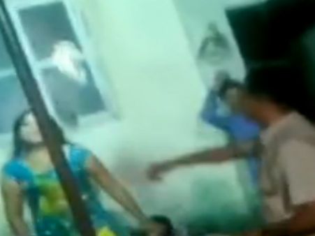 ഗുജറാത്തില്‍ ഡ്യൂട്ടിയ്ക്കിടെ ബാര്‍ നര്‍ത്തകിയ്ക്കൊപ്പം പൊലീസുകാരന്‍റെ ഡാന്‍സ്