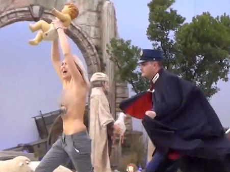 സെന്റ് പീറ്റേഴ്‌സ് സ്‌ക്വയറില്‍ നഗ്നയായി യുവതി പ്രതിഷേധിച്ചു