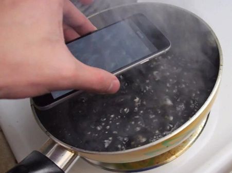 ഐ ഫോണ്‍ തിളപ്പിച്ച കൊക്കകോളയില്‍ ഇട്ട് പരീക്ഷണം