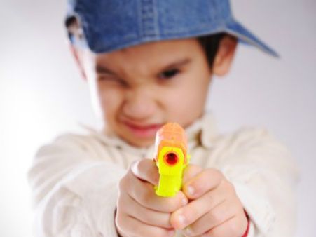 രണ്ട് വയസുകാരന്‍റെ കൈയ്യില്‍ നിന്നും അബദ്ധത്തില്‍ വെടിയേറ്റ് അമ്മ മരിച്ചു