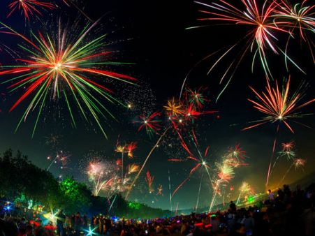 പുതുവര്‍ഷത്തെ വരവേല്‍ക്കാന്‍ ചില രസകരമായ ആചാരങ്ങള്‍, കണ്ട് നോക്കൂ