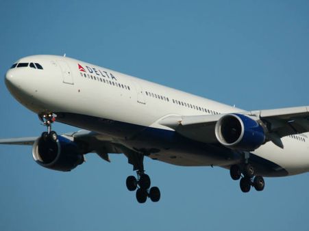 അന്യസ്ത്രീകളെ സ്പര്‍ശിക്കാന്‍ മടി; വിമാനം വൈകി