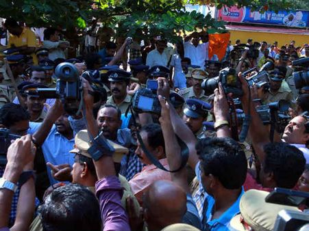 പോലീസ് പറ്റിച്ചു, ചുംബന സമരക്കാര്‍ തിരിച്ചും പറ്റിച്ചു