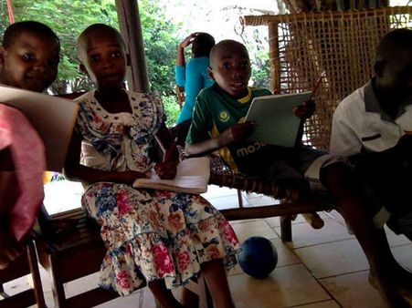 ടാന്‍സാനിയയില്‍ സോമി ഒരു ലൈബ്രറി ഒരുക്കുമ്പോള്‍