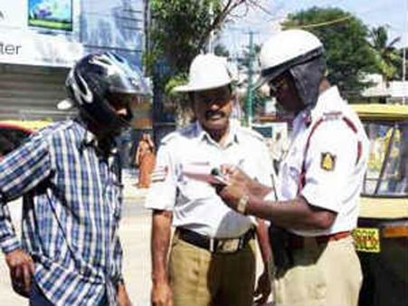ബെംഗളൂരുവില്‍ ബൈക്ക് യാത്രക്കാരനെ ട്രാഫിക് പോലീസ് മര്‍ദ്ദിച്ചു